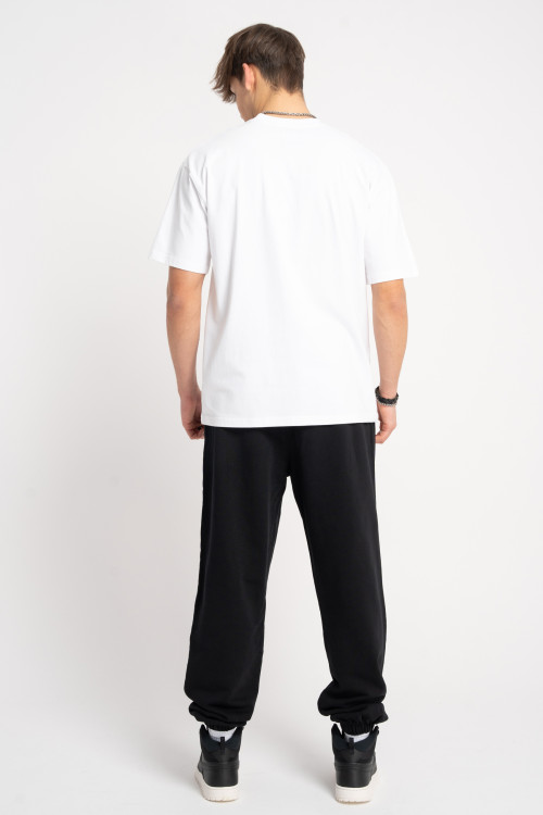 Biały t-shirt z minimalistycznym nadrukiem pod szyją