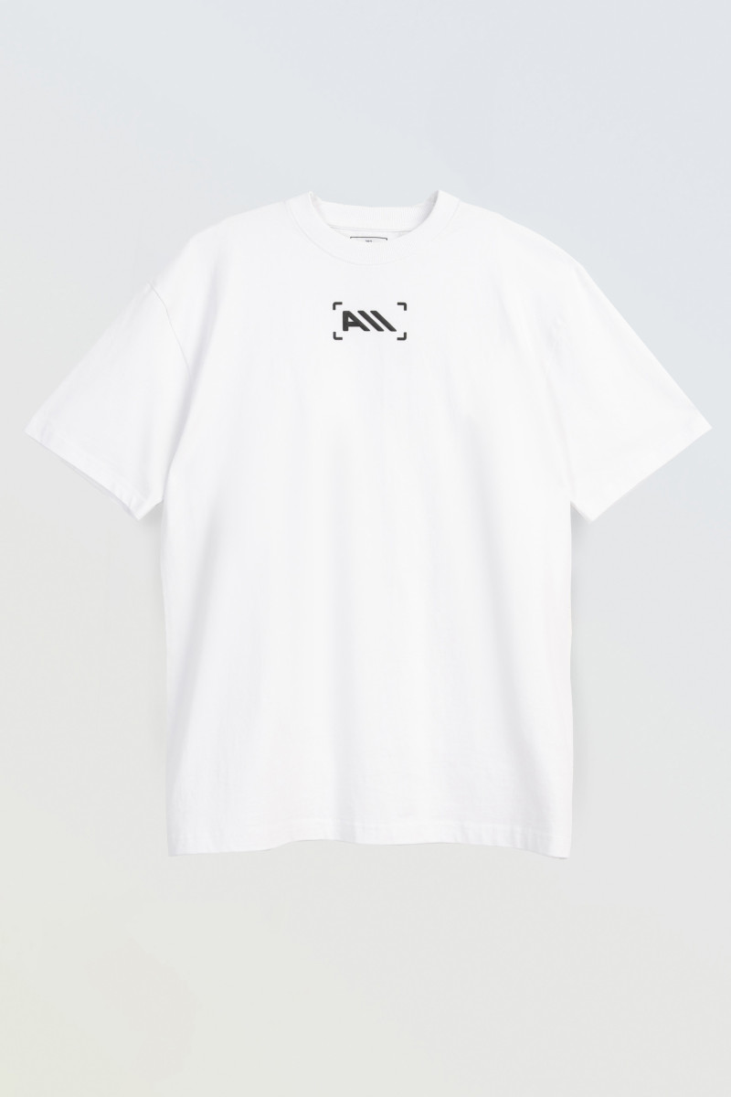Biały t-shirt z minimalistycznym nadrukiem pod szyją Biały t-shirt z minimalistycznym nadrukiem pod szyją
