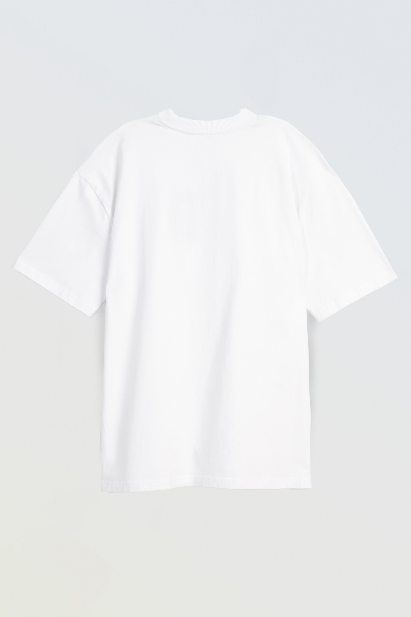 Biały t-shirt z minimalistycznym nadrukiem pod szyją Biały t-shirt z minimalistycznym nadrukiem pod szyją