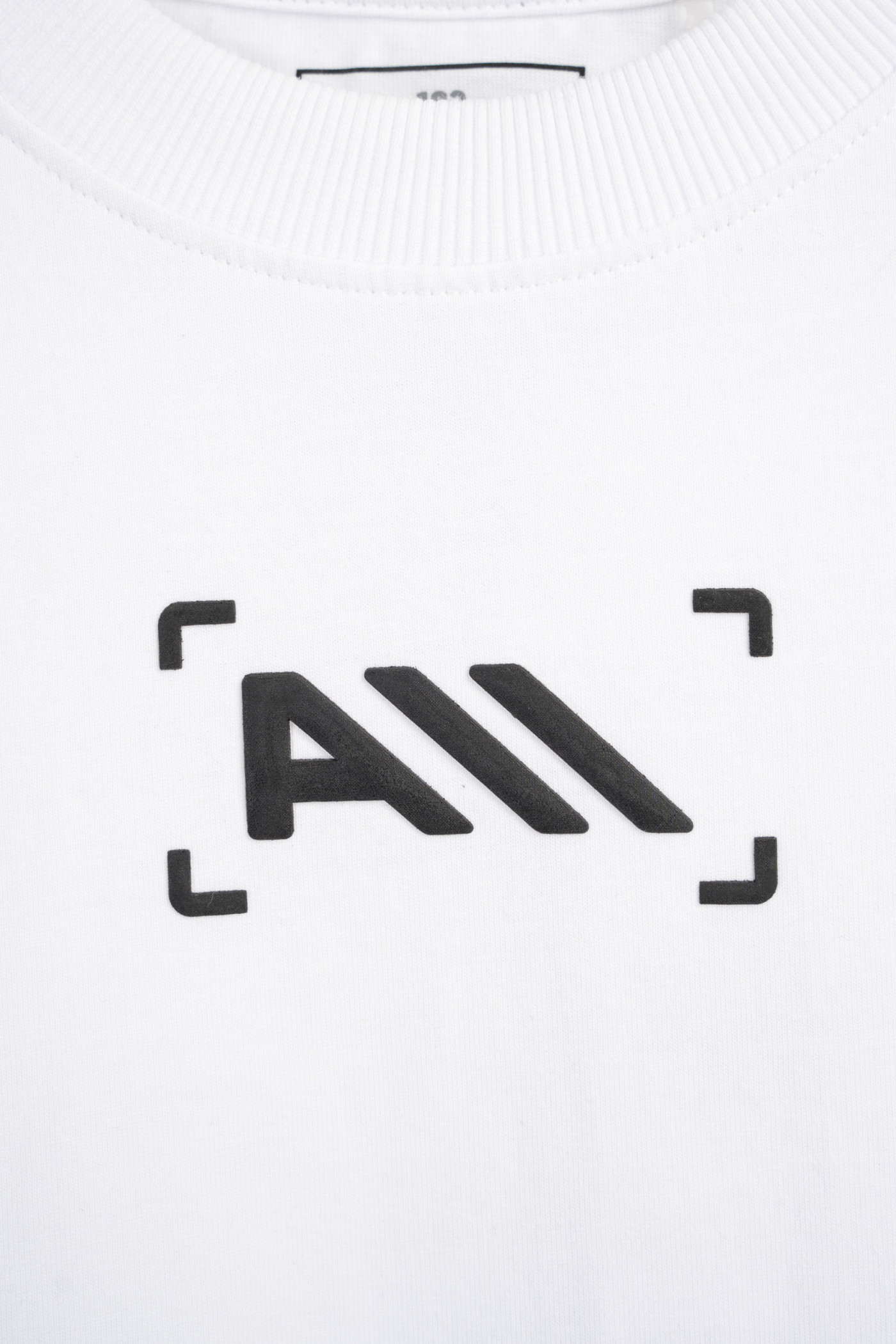 Biały t-shirt z minimalistycznym nadrukiem pod szyją Biały t-shirt z minimalistycznym nadrukiem pod szyją