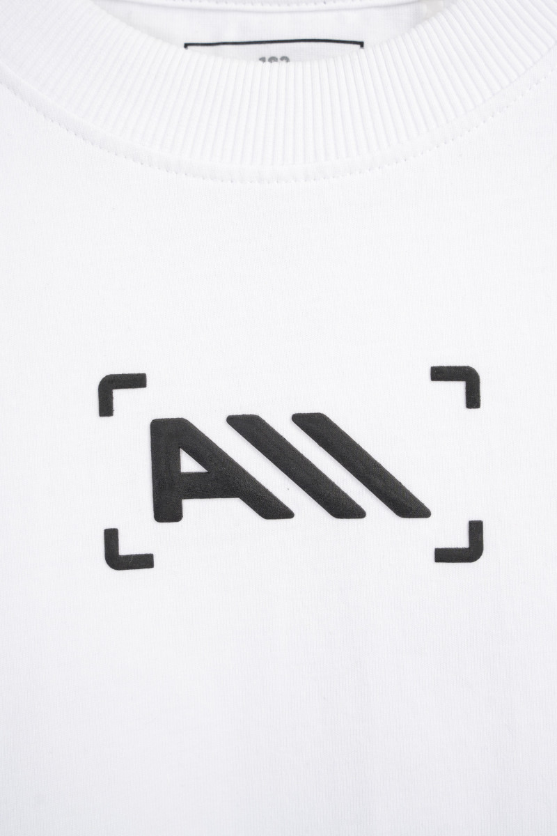 Biały t-shirt z minimalistycznym nadrukiem pod szyją Biały t-shirt z minimalistycznym nadrukiem pod szyją