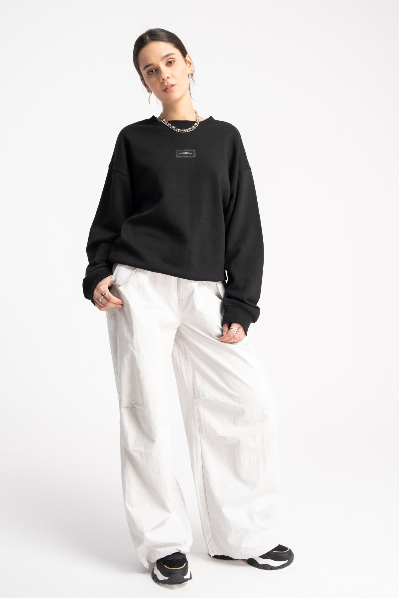 Jasnoszare spodnie typu PARACHUTE z zaszewkami na kolanach