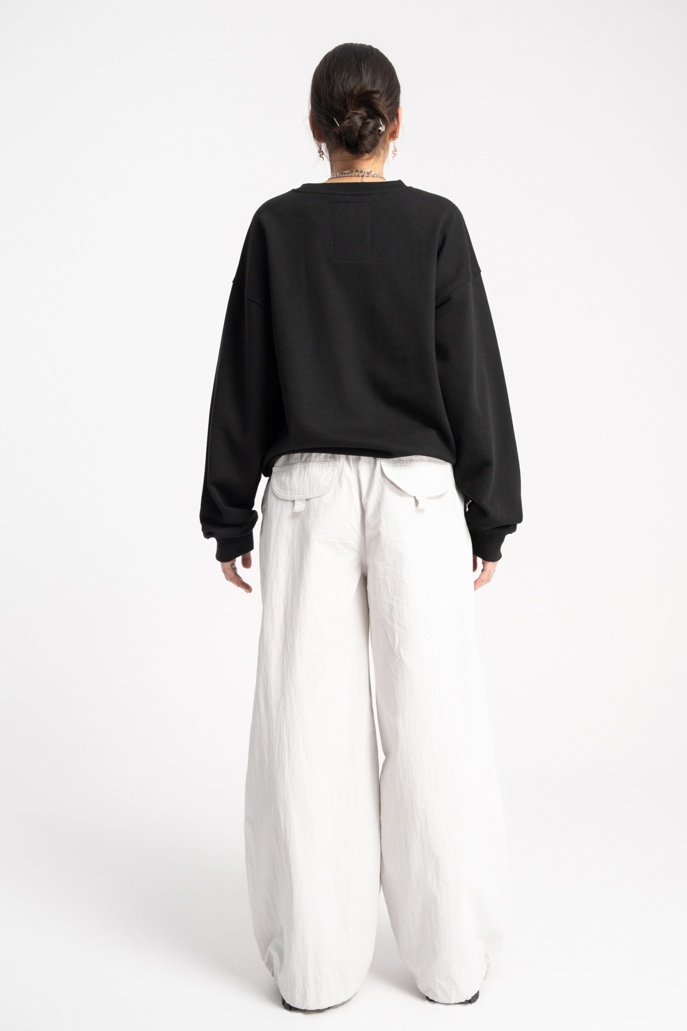 Jasnoszare spodnie typu PARACHUTE z zaszewkami na kolanach