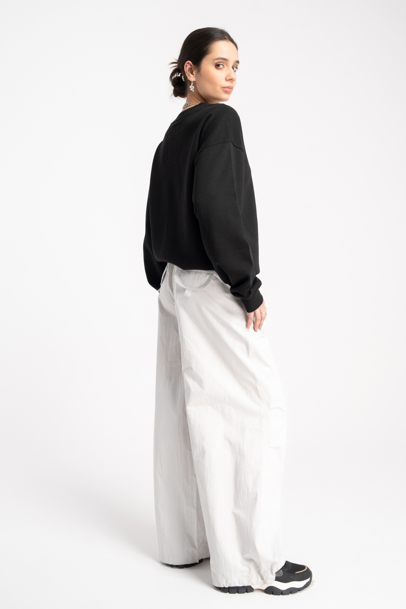 Jasnoszare spodnie typu PARACHUTE z zaszewkami na kolanach