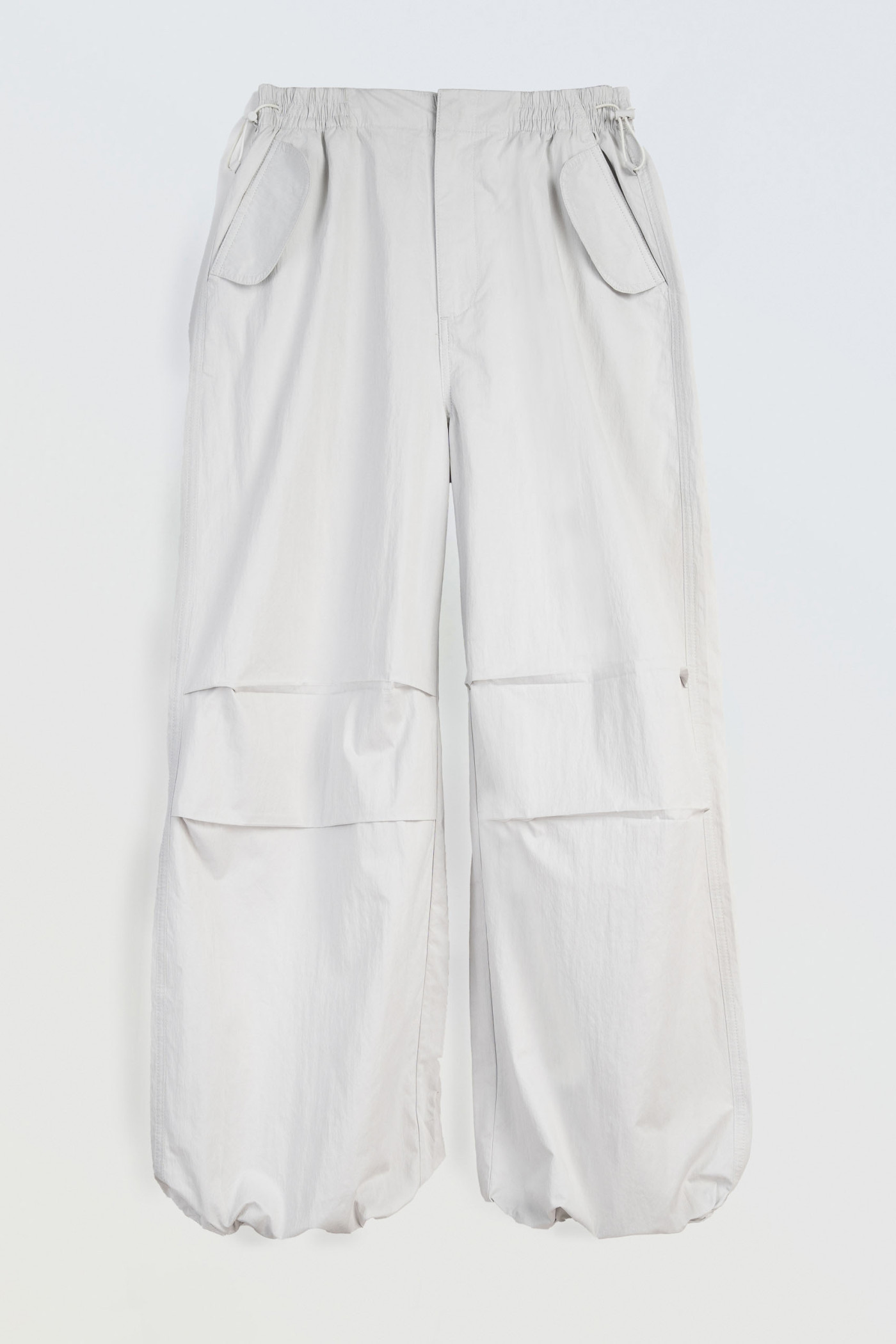 Jasnoszare spodnie typu PARACHUTE z zaszewkami na kolanach