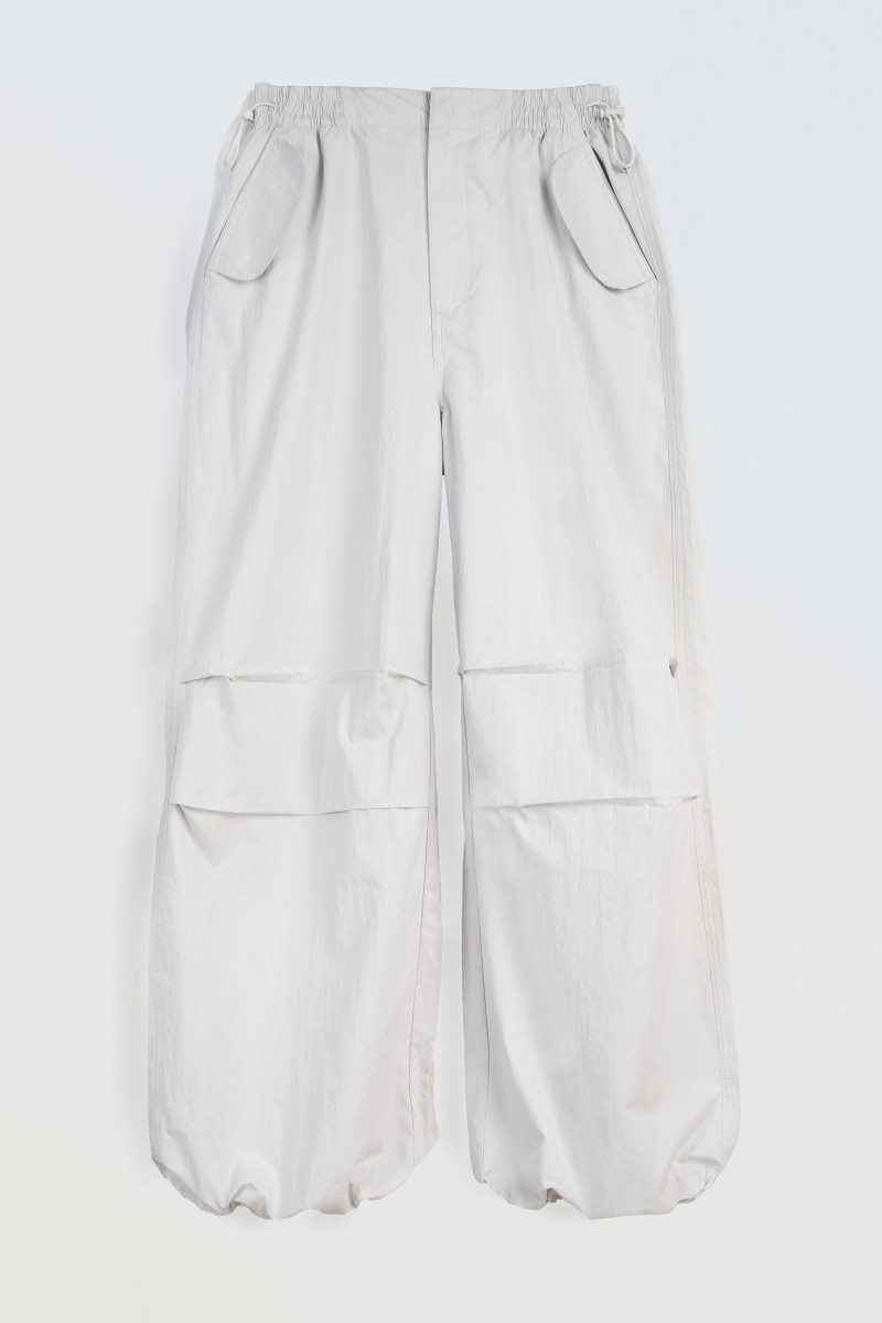 Jasnoszare spodnie typu PARACHUTE z zaszewkami na kolanach