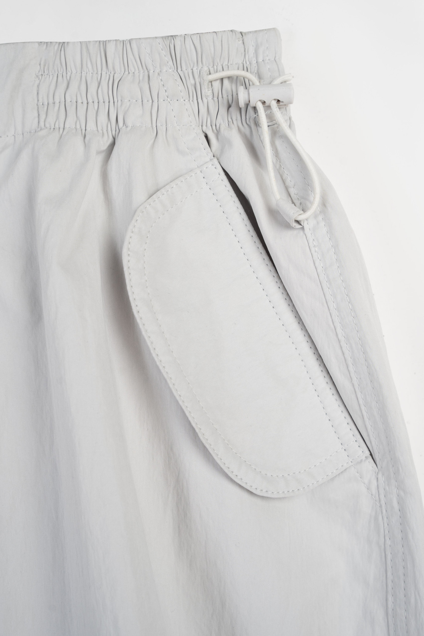 Jasnoszare spodnie typu PARACHUTE z zaszewkami na kolanach