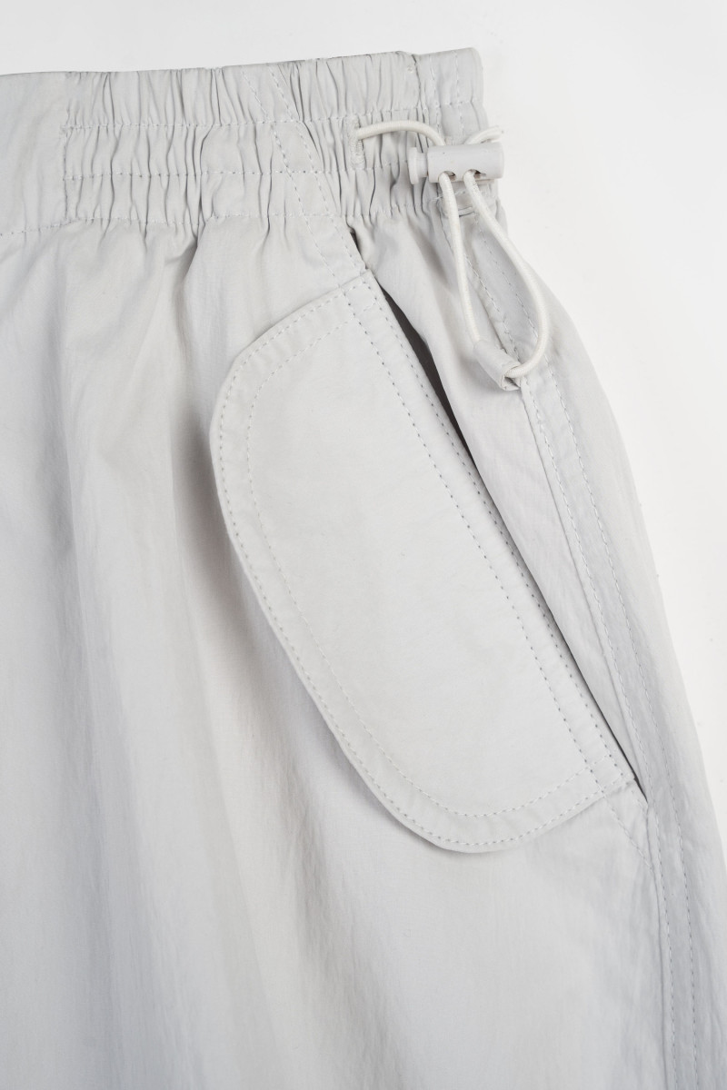 Jasnoszare spodnie typu PARACHUTE z zaszewkami na kolanach