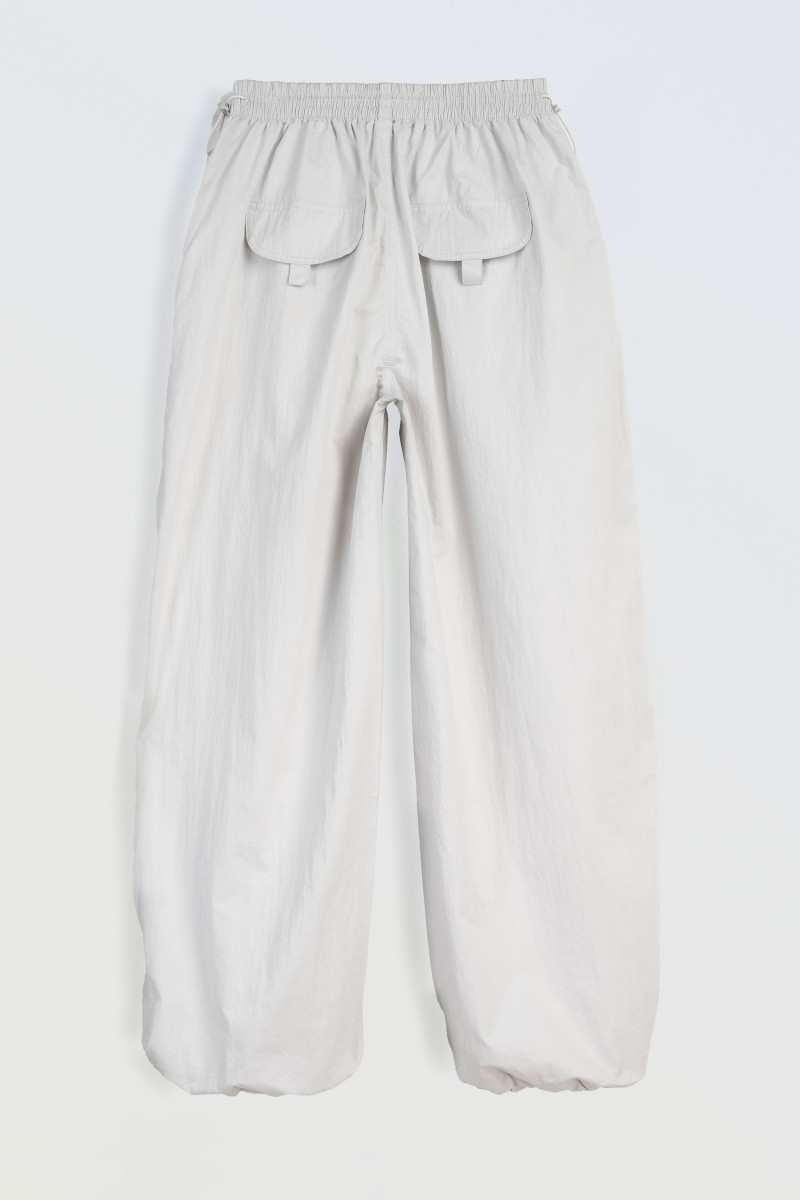 Jasnoszare spodnie typu PARACHUTE z zaszewkami na kolanach