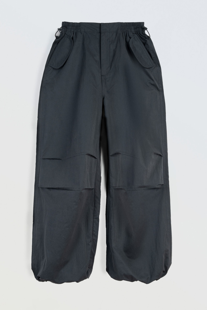 Ciemnoszare spodnie typu PARACHUTE z zaszewkami na kolanach