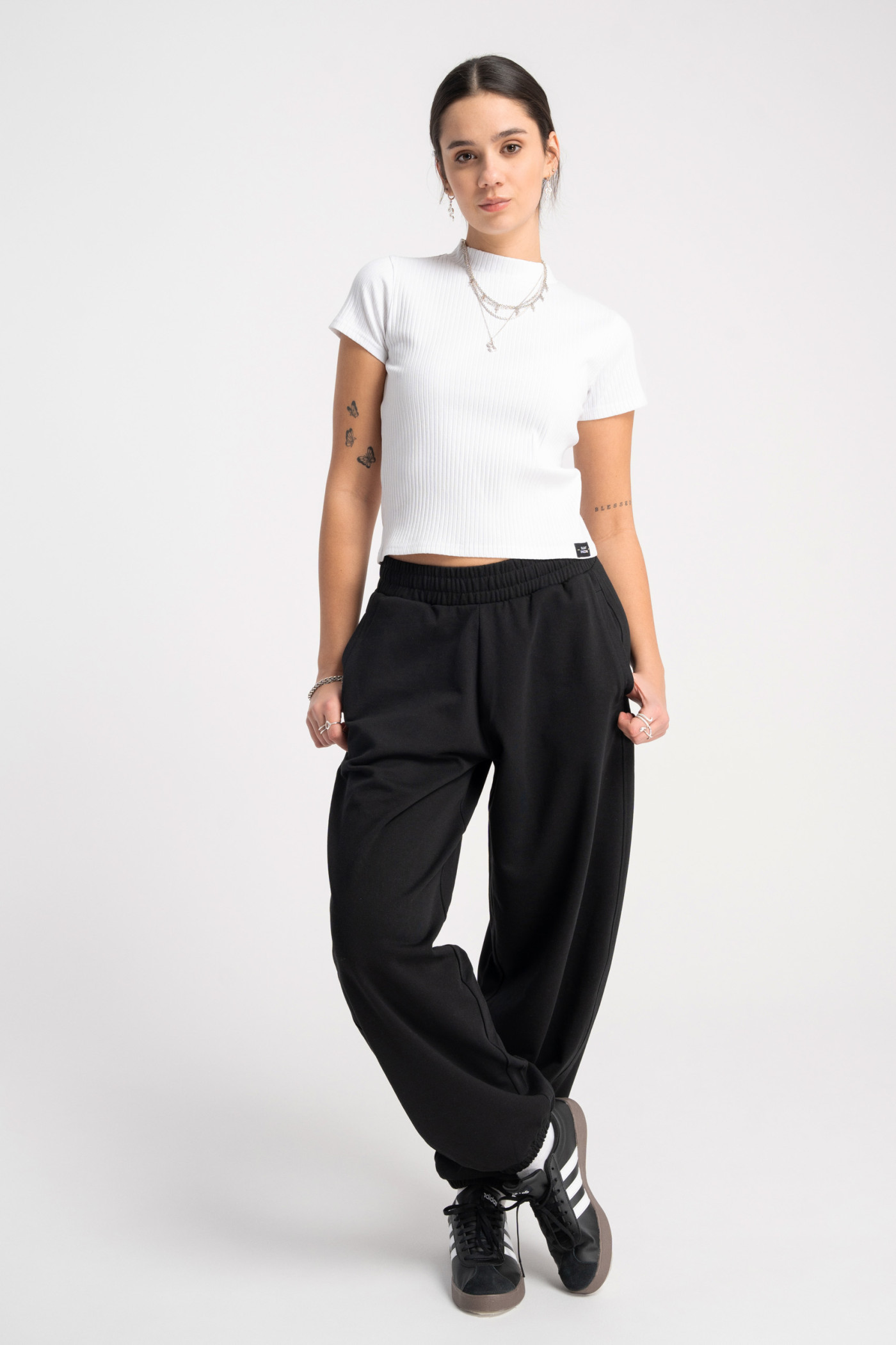 Czarne spodnie dresowe gładkie o kroju BALLOON