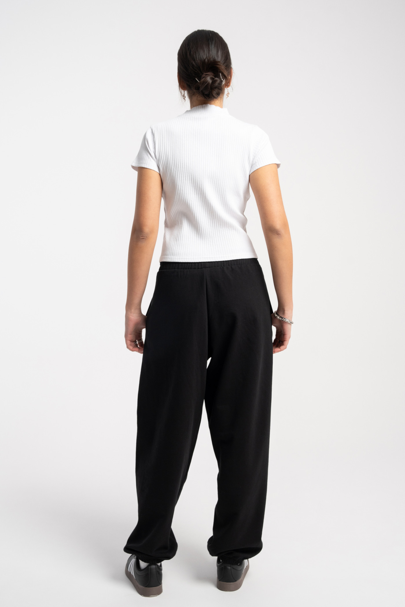 Czarne spodnie dresowe gładkie o kroju BALLOON