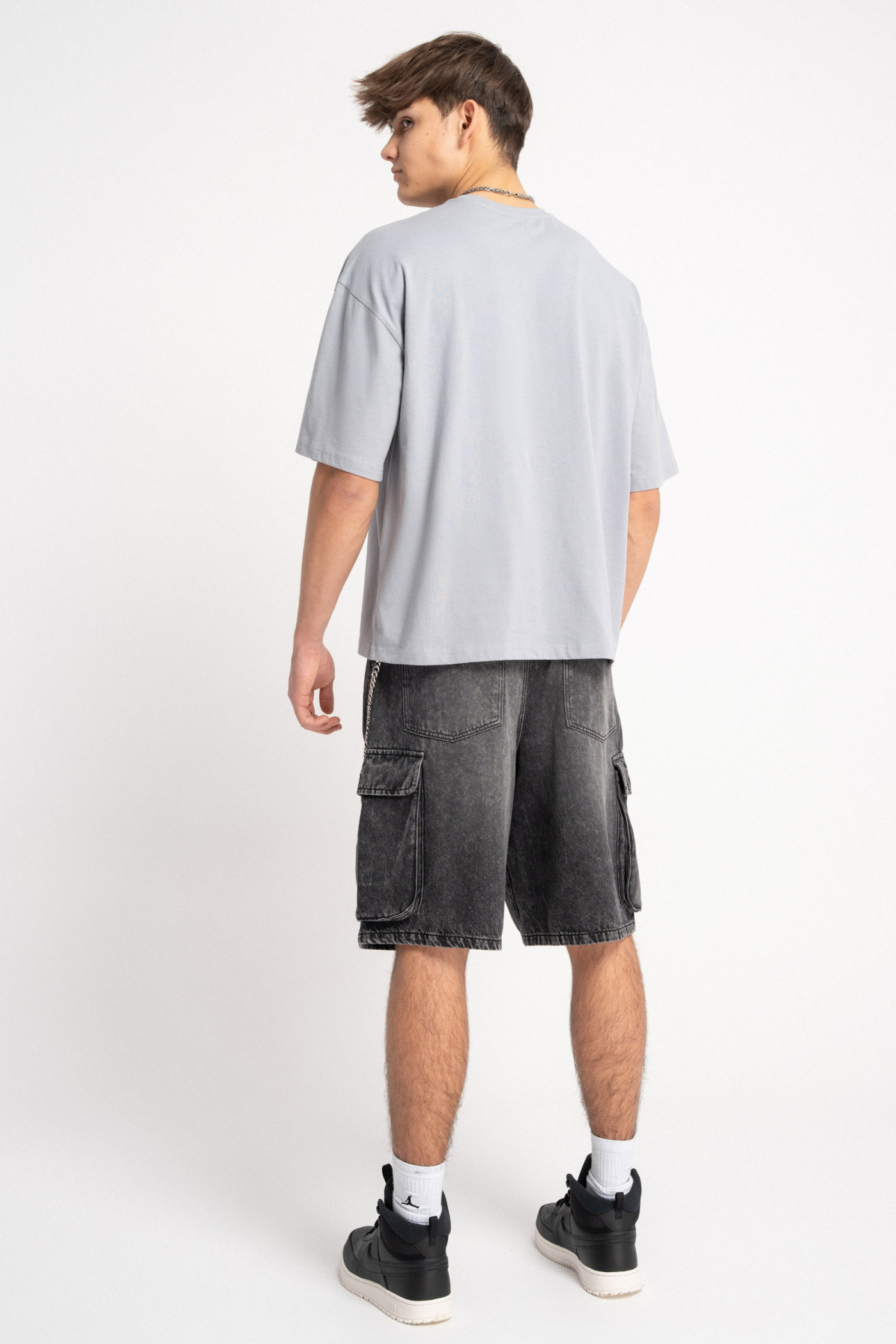 Szary t-shirt BOXY z minimalistycznym nadrukiem z przodu