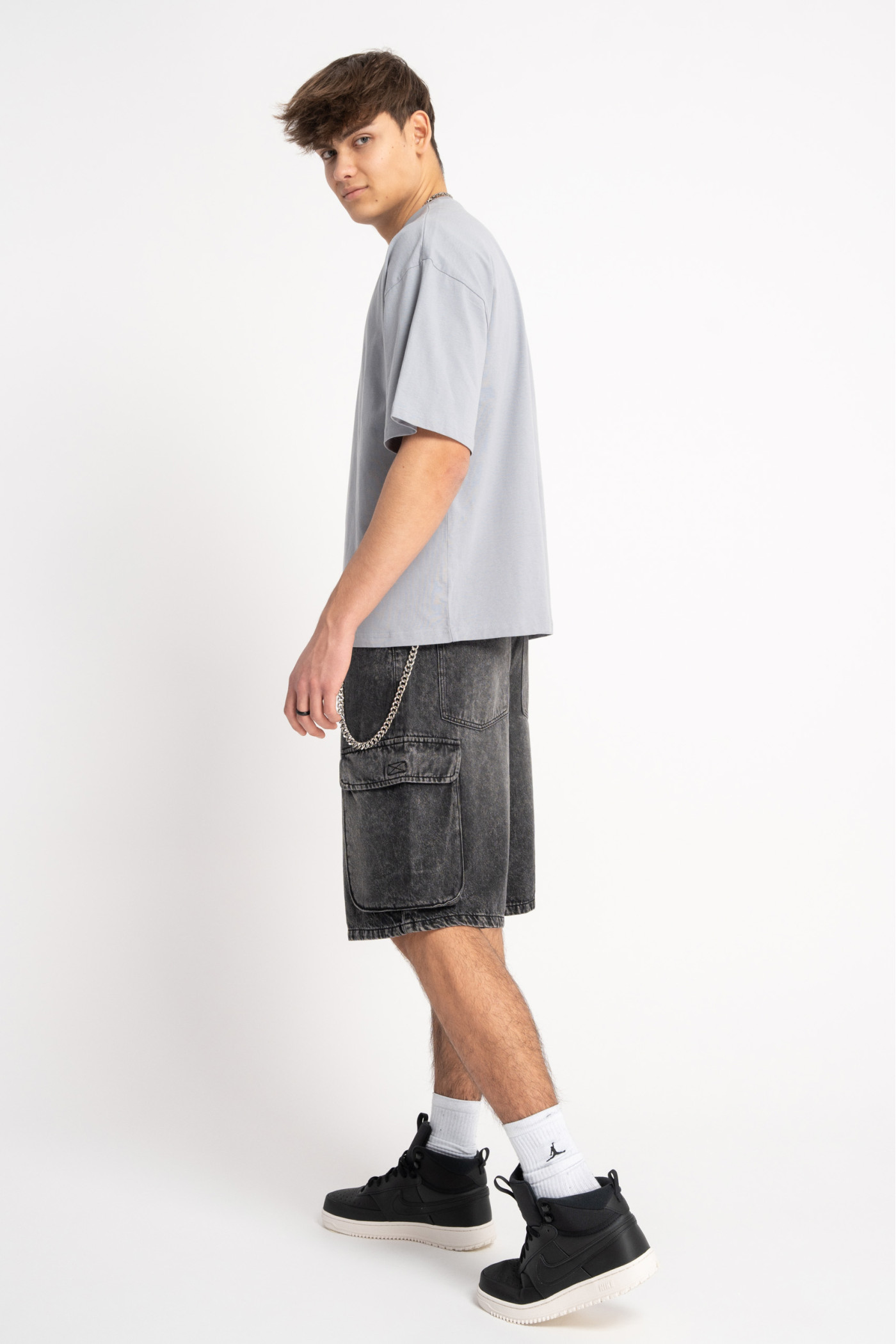 Szary t-shirt BOXY z minimalistycznym nadrukiem z przodu