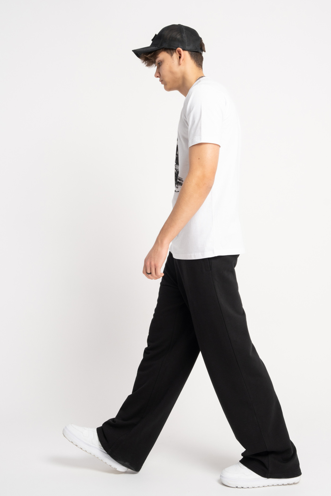 Biały t-shirt z autorską grafiką z przodu Biały t-shirt z autorską grafiką z przodu