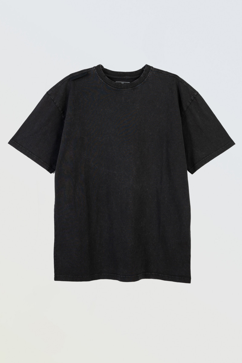 Ciemnoszary t-shirt OVERSIZE z efektem sprania i minimalistyczną naszywką