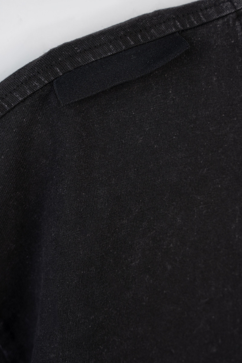 Ciemnoszary t-shirt z efektem sprania i minimalistyczną naszywką