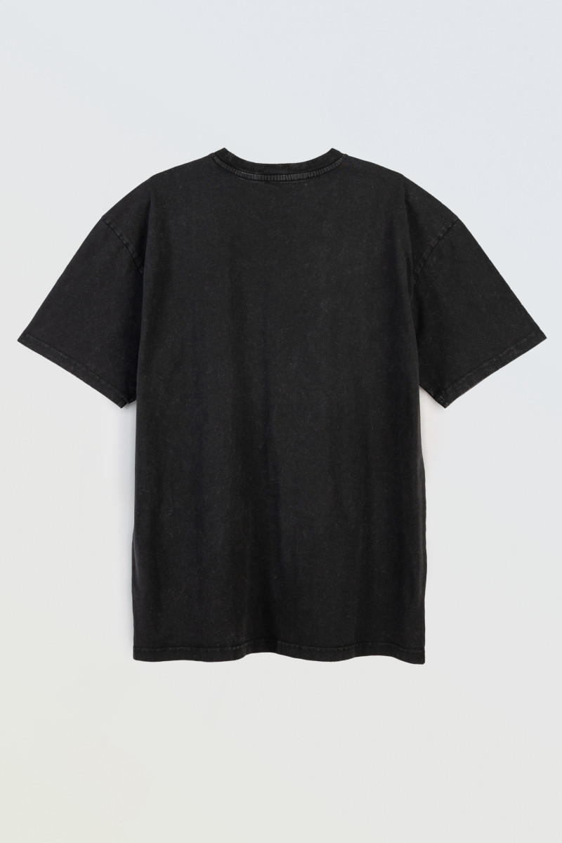 Ciemnoszary t-shirt OVERSIZE z efektem sprania i minimalistyczną naszywką