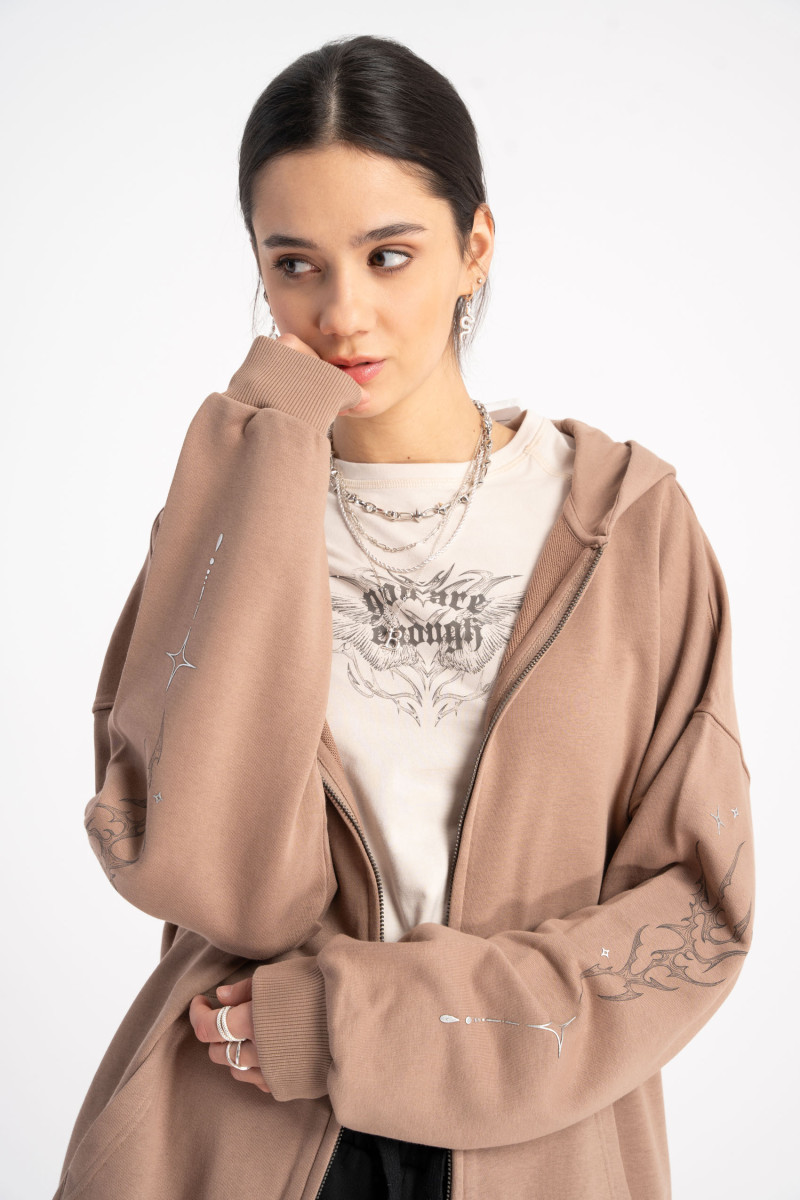 Beżowa bluzka SLIM z autorską grafiką z przodu