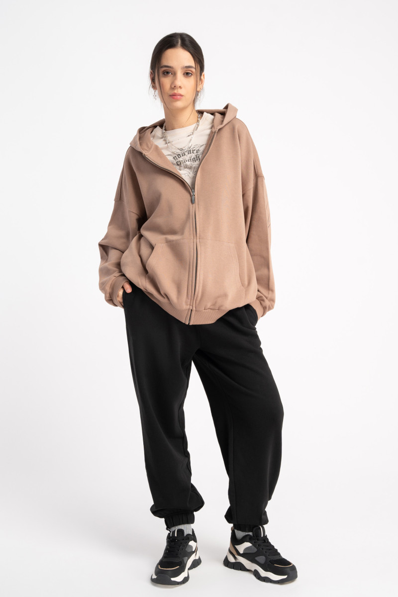 Beżowa bluzka SLIM z autorską grafiką z przodu