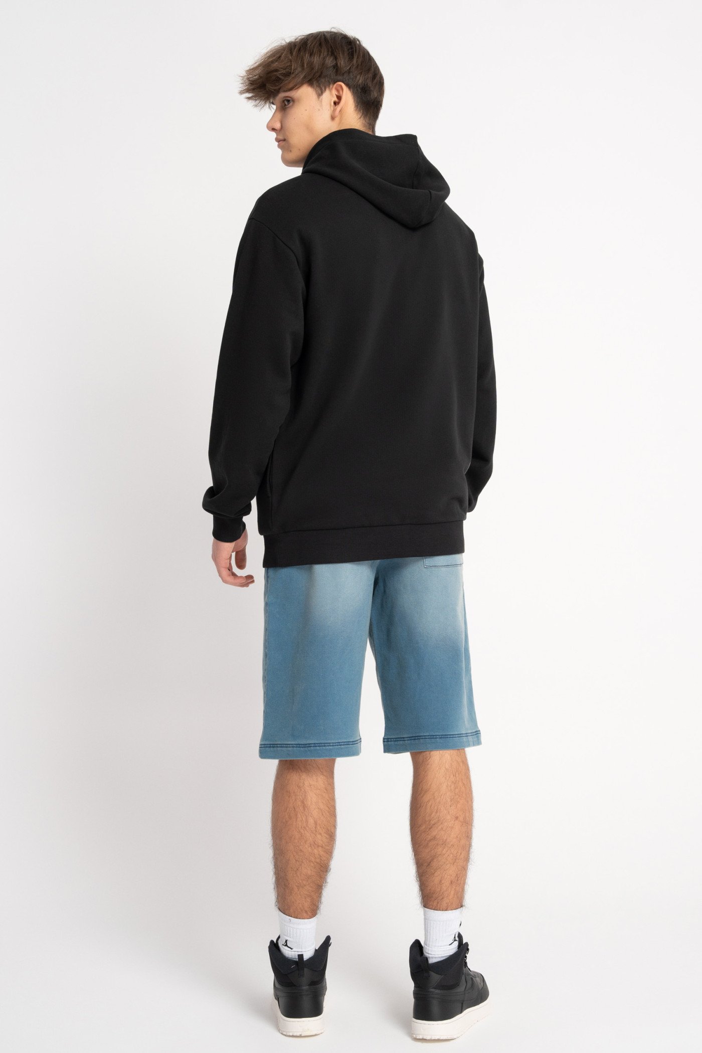 Czarna bluza REGULAR z kapturem z autorską grafiką z przodu