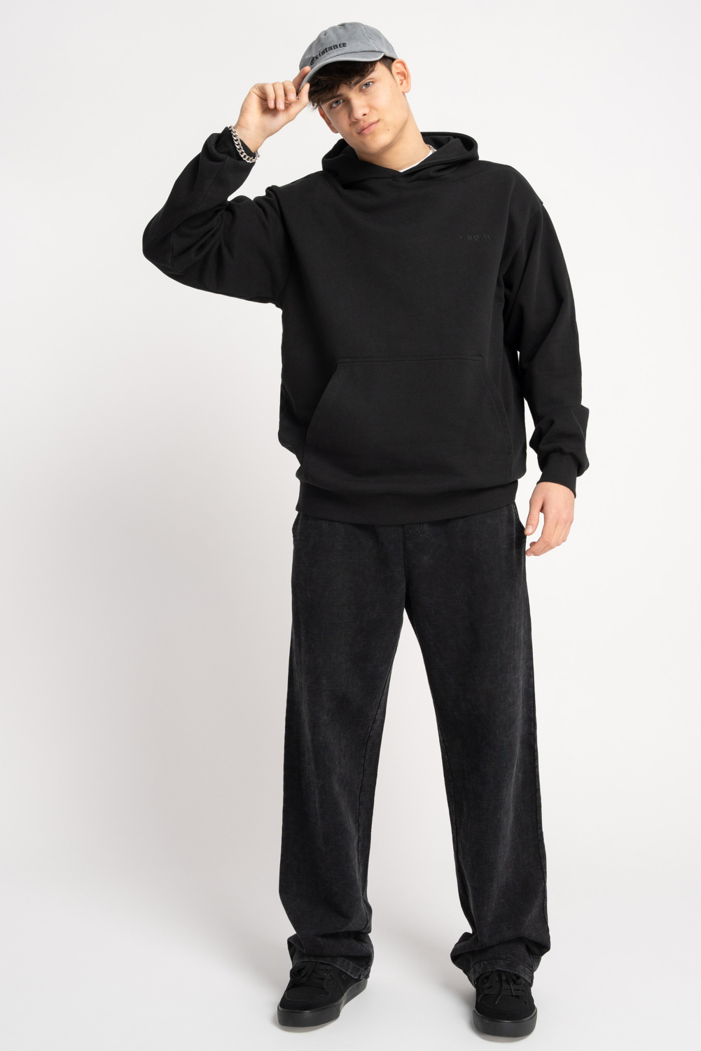 Czarna bluza REGULAR z kapturem z autorską grafiką z tyłu