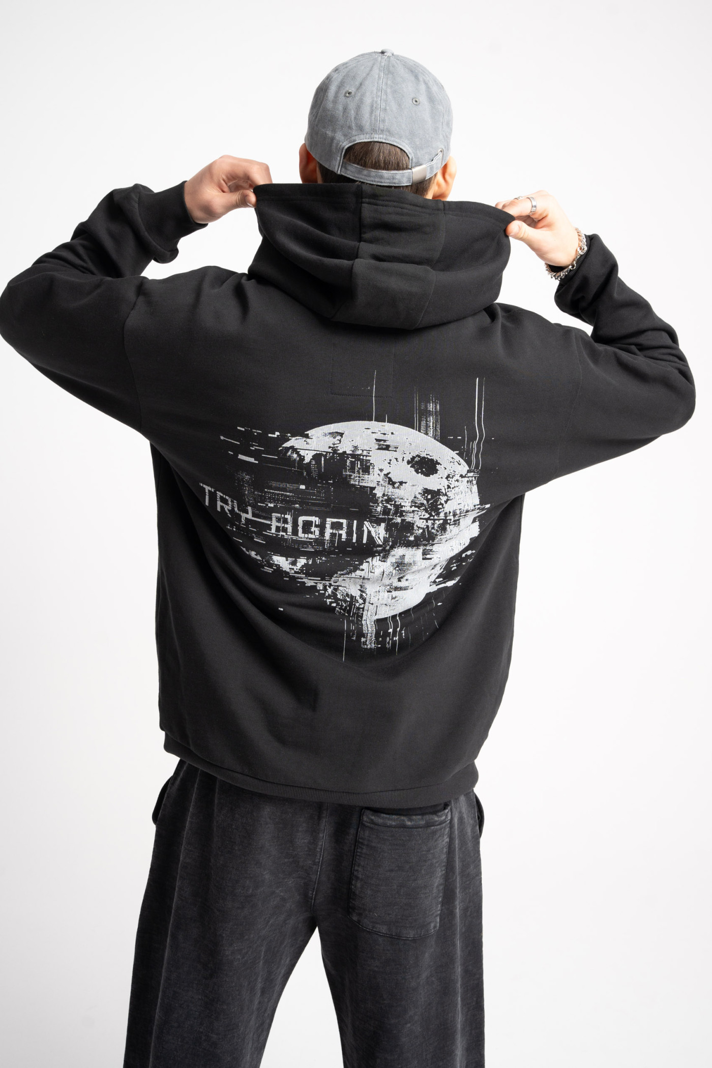 Czarna bluza REGULAR z kapturem z autorską grafiką z tyłu