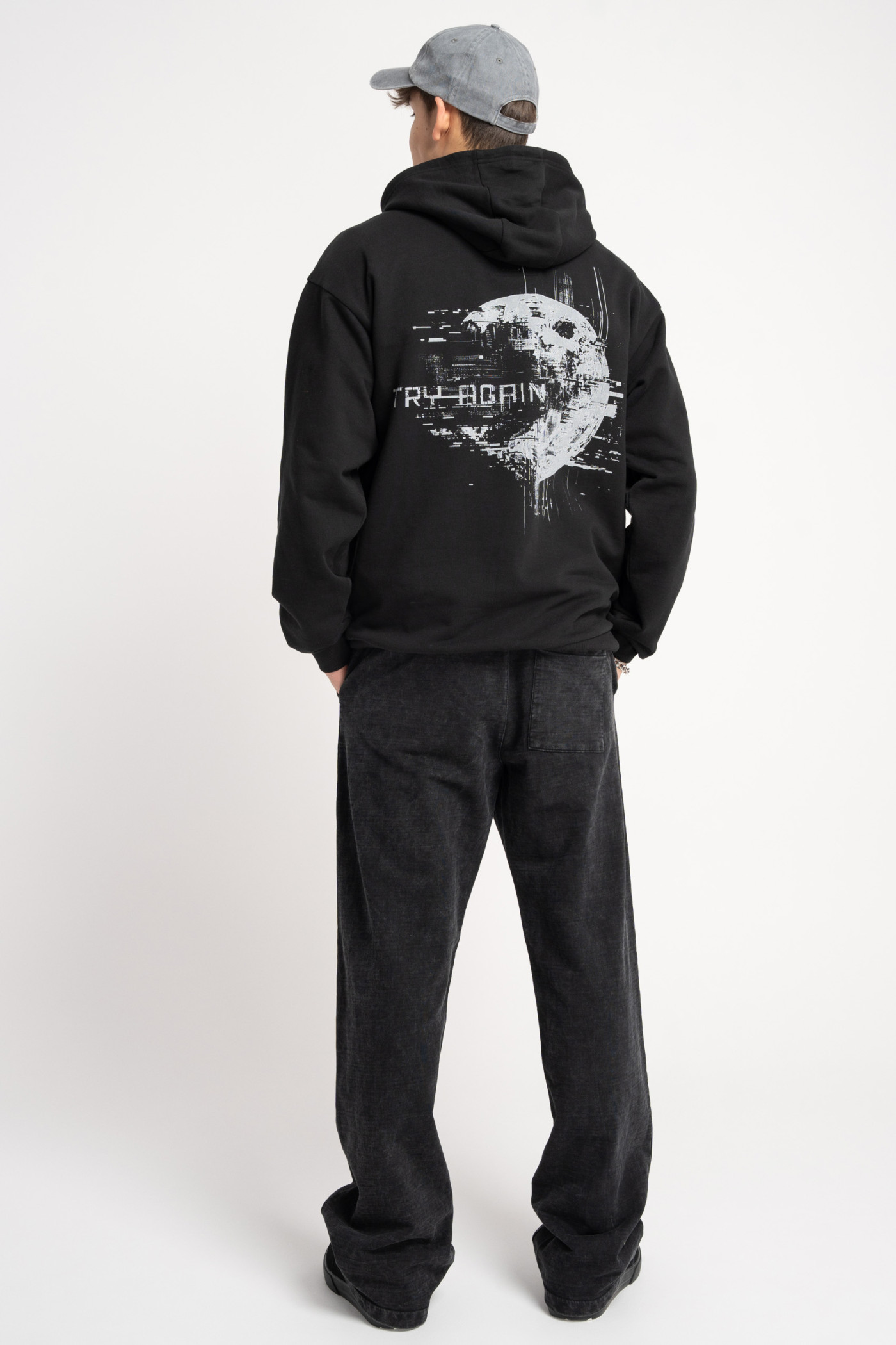 Czarna bluza REGULAR z kapturem z autorską grafiką z tyłu