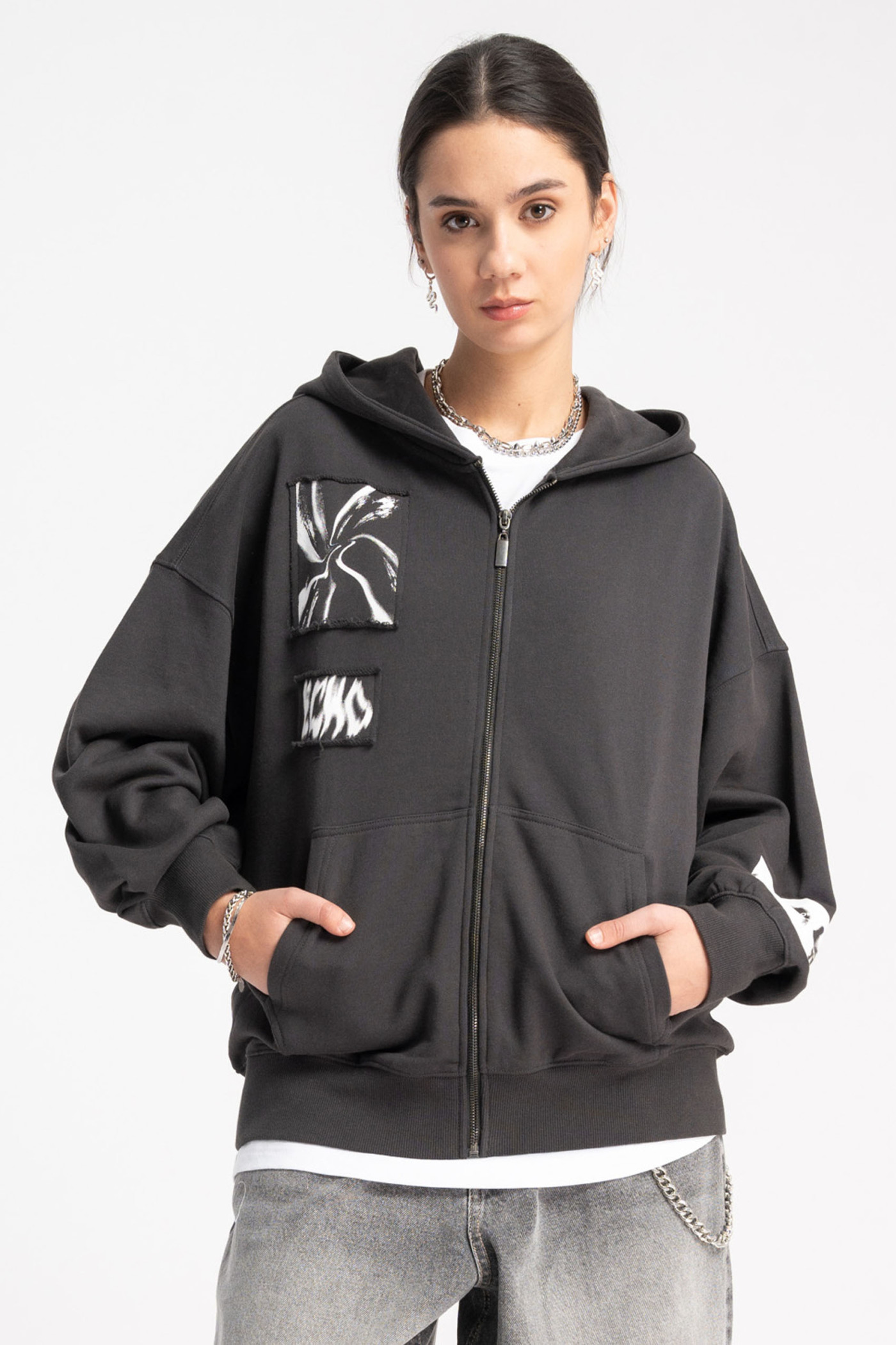 Ciemnoszara bluza OVERSIZE z kapturem z naszywkami z przodu