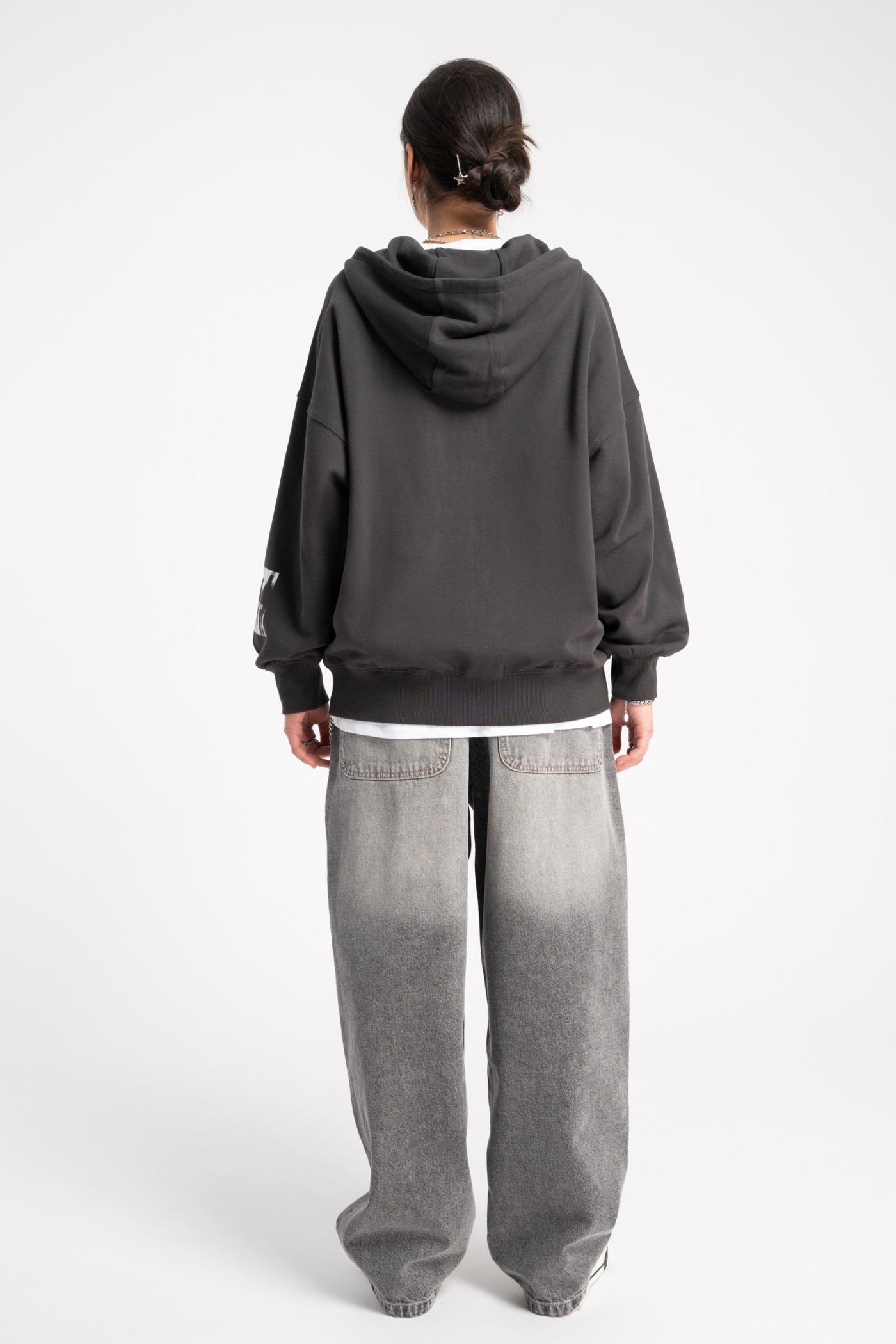 Ciemnoszara bluza OVERSIZE z kapturem z naszywkami z przodu