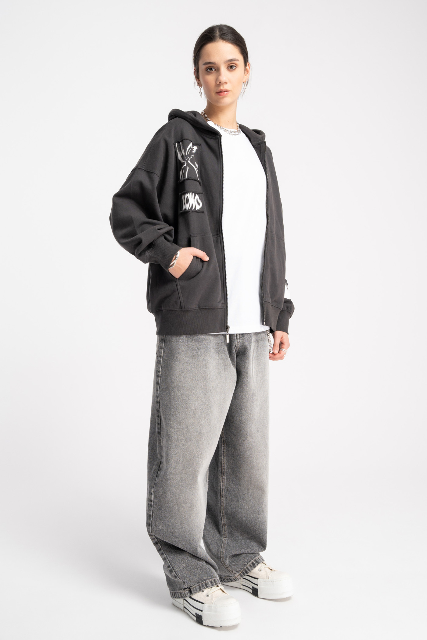 Ciemnoszara bluza OVERSIZE z kapturem z naszywkami z przodu