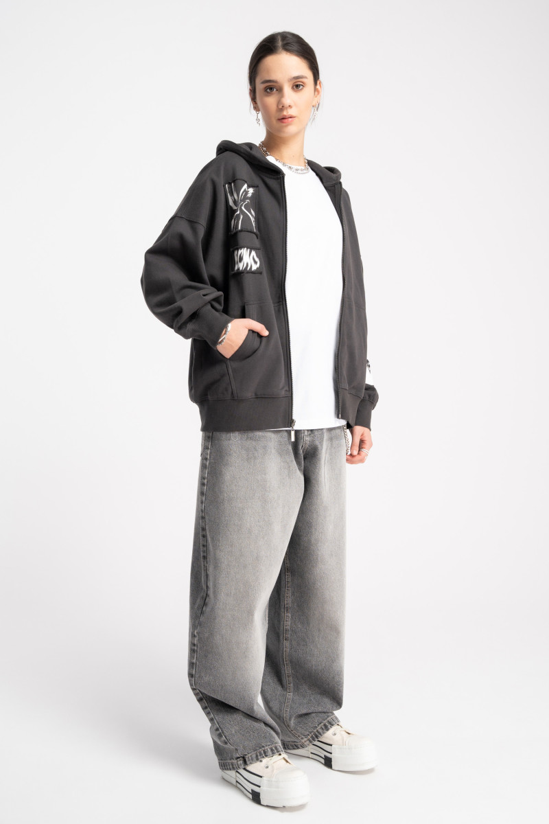 Ciemnoszara bluza OVERSIZE z kapturem z naszywkami z przodu