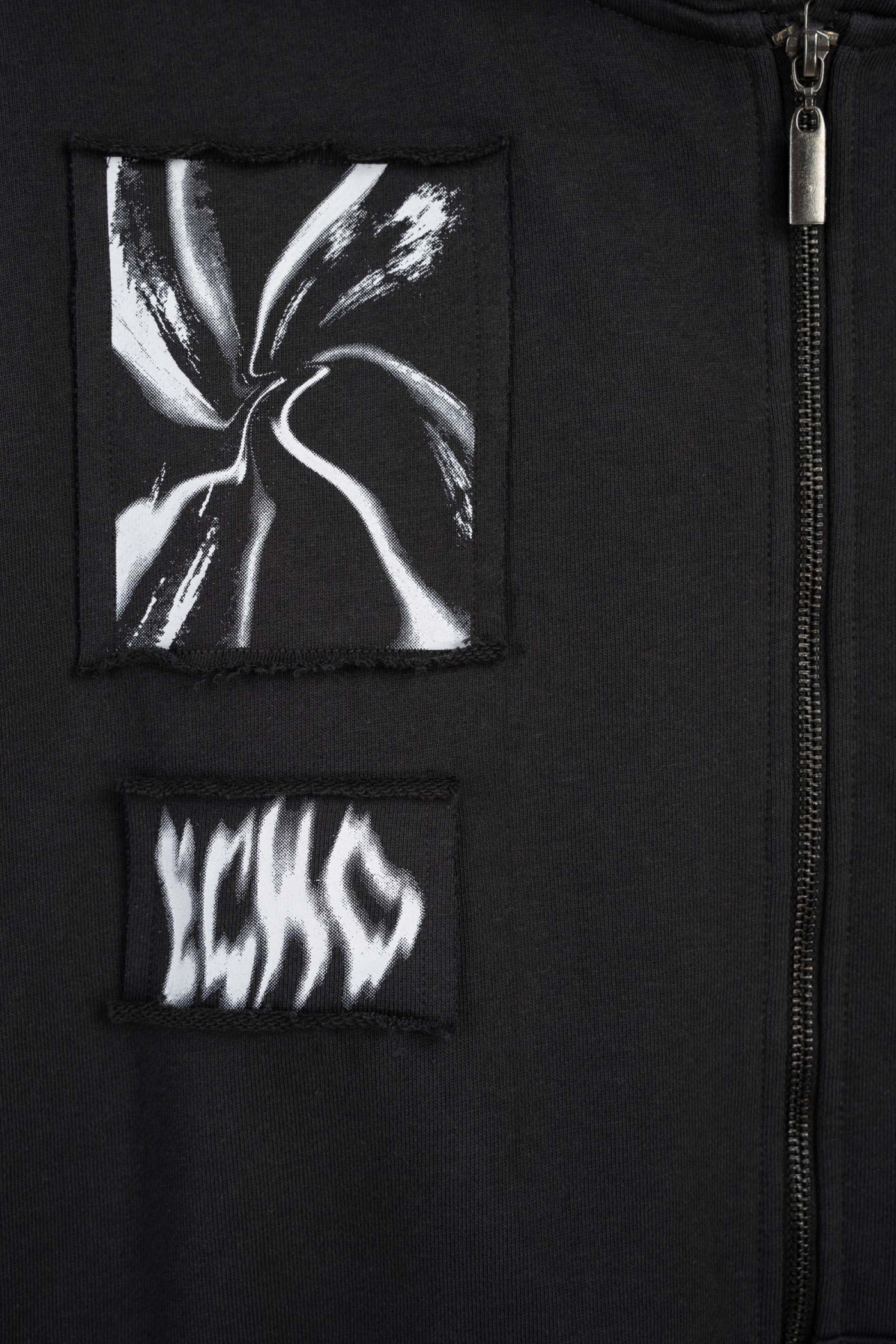 Ciemnoszara bluza z kapturem z naszywkami z przodu