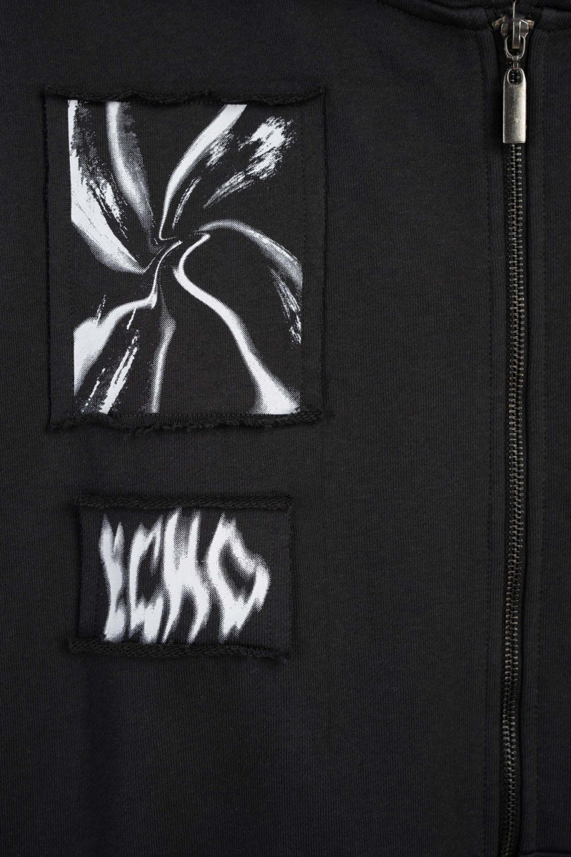 Ciemnoszara bluza z kapturem z naszywkami z przodu