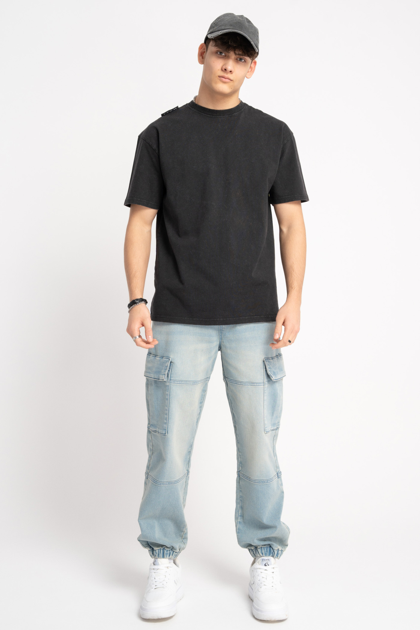 Ciemnoszary t-shirt z efektem sprania i minimalistyczną naszywką