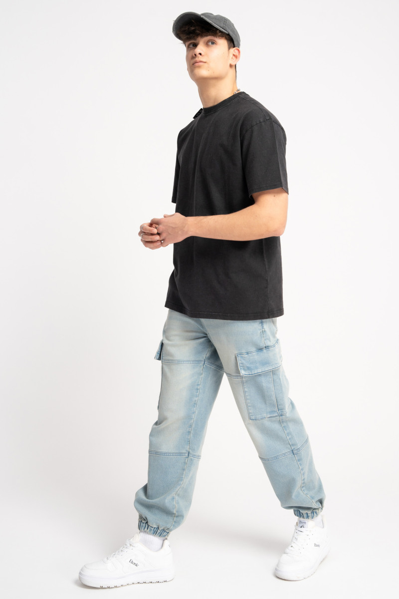 Ciemnoszary t-shirt OVERSIZE z efektem sprania i minimalistyczną naszywką