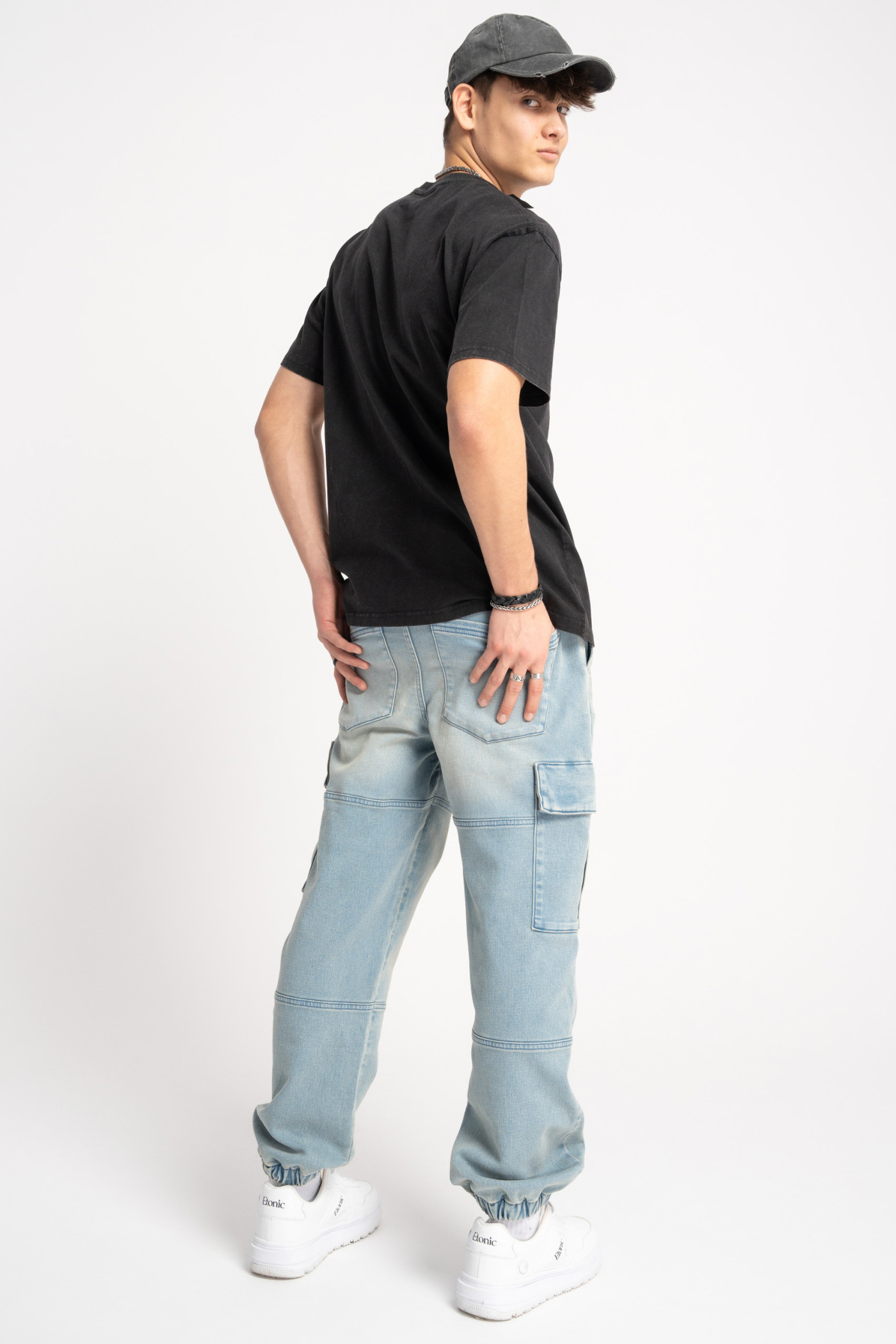 Ciemnoszary t-shirt z efektem sprania i minimalistyczną naszywką