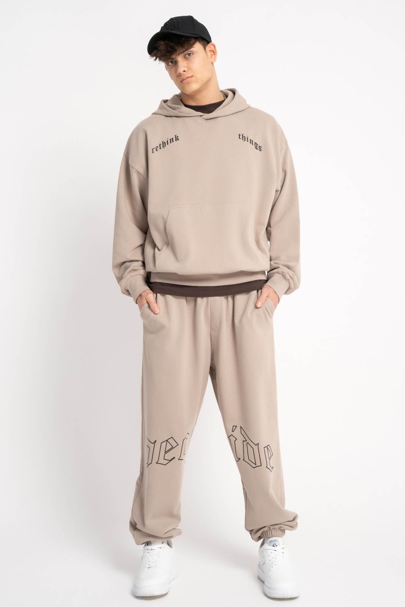 Beżowa bluza z kapturem z autorską grafiką z tyłu