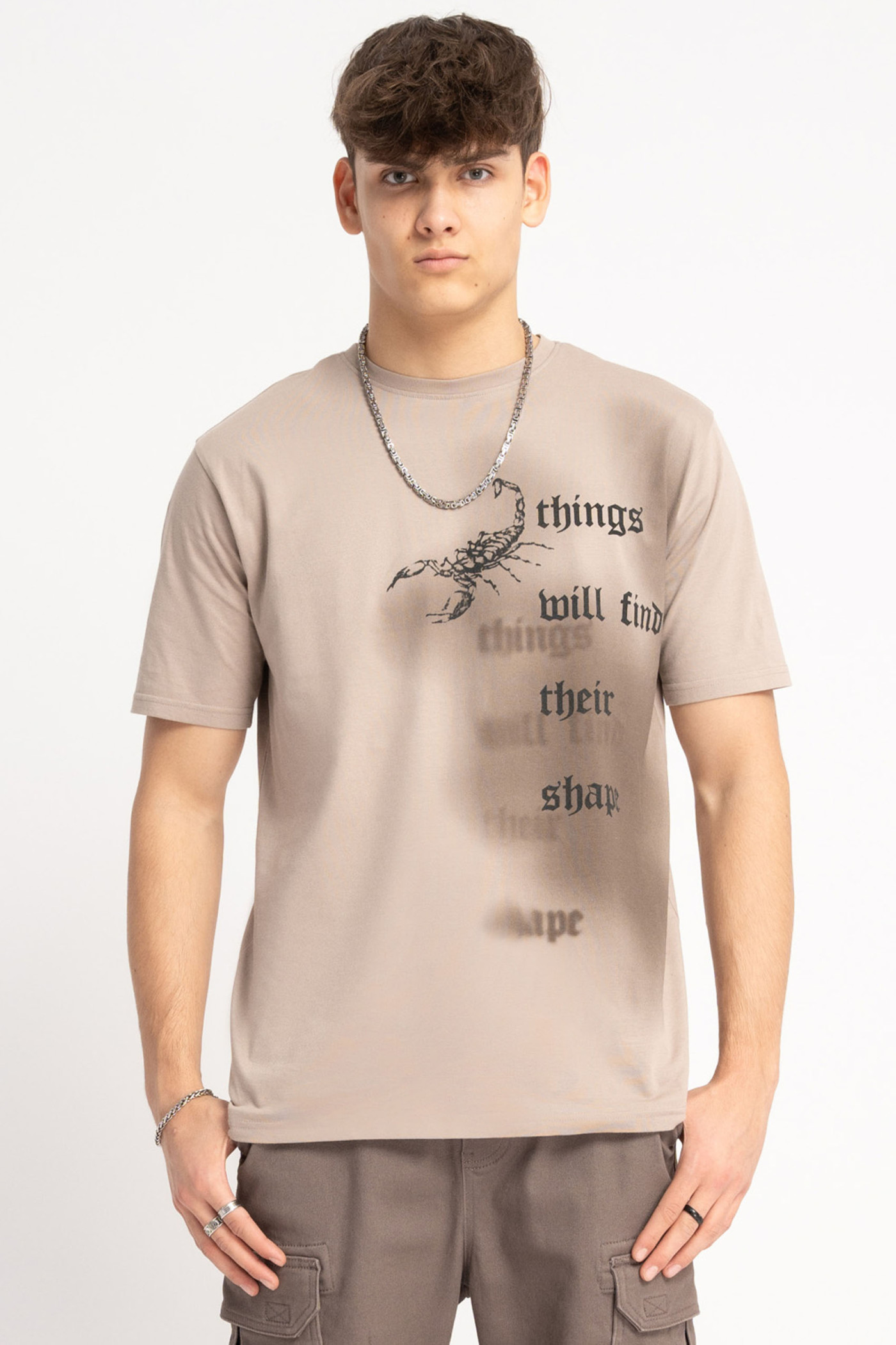 Ciemnobeżowy t-shirt z autorską grafiką z przodu