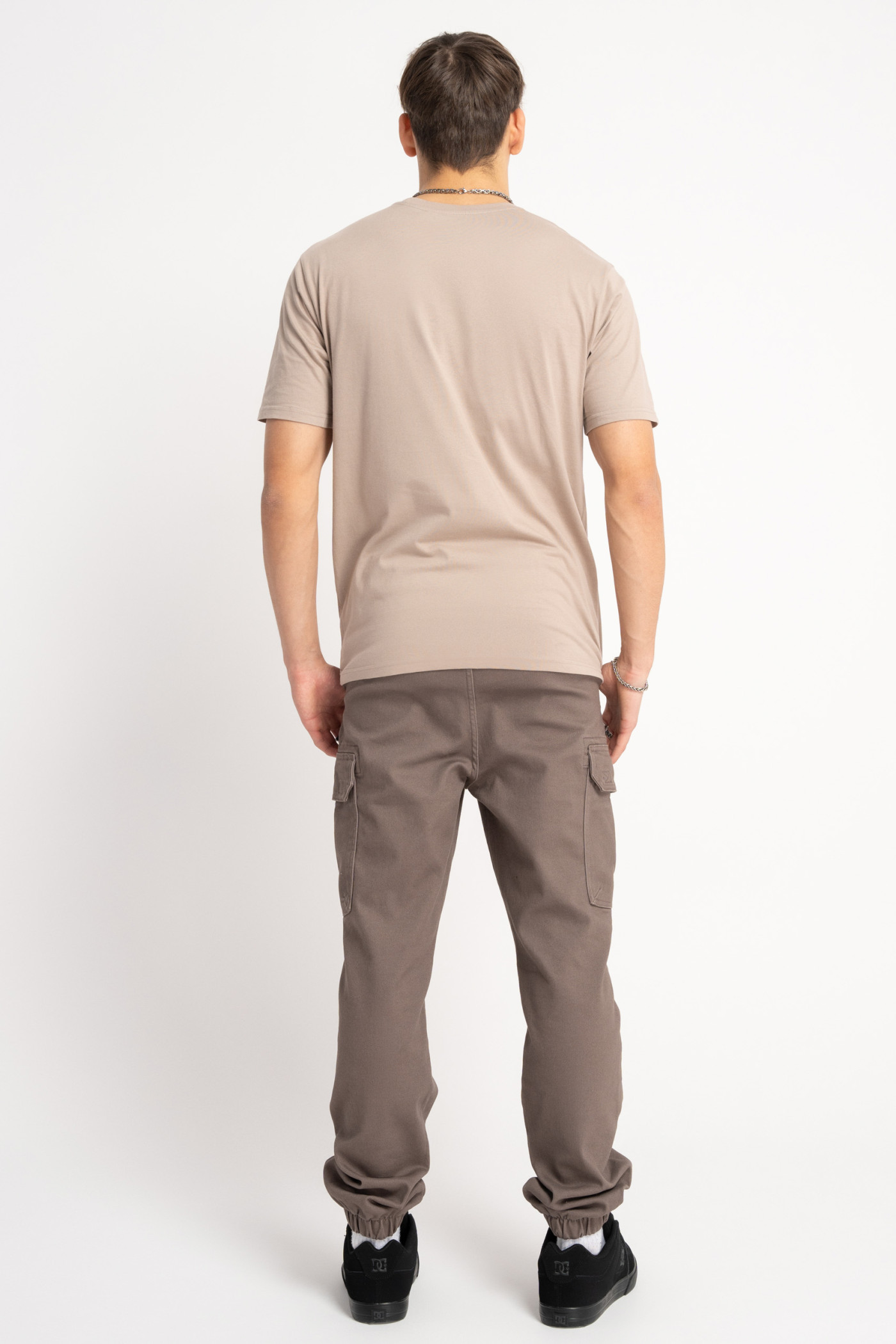 Ciemnobeżowy t-shirt z autorską grafiką z przodu