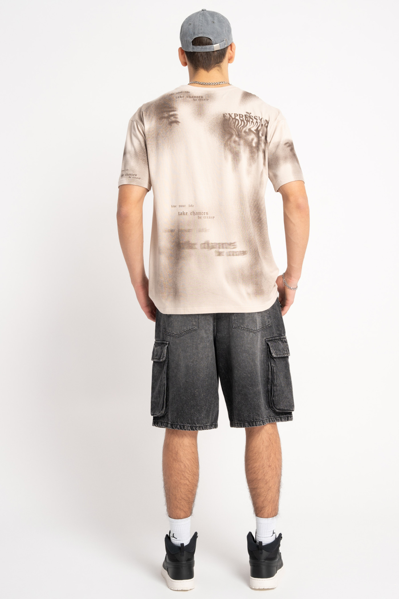 Beżowy t-shirt z nadrukiem na całości