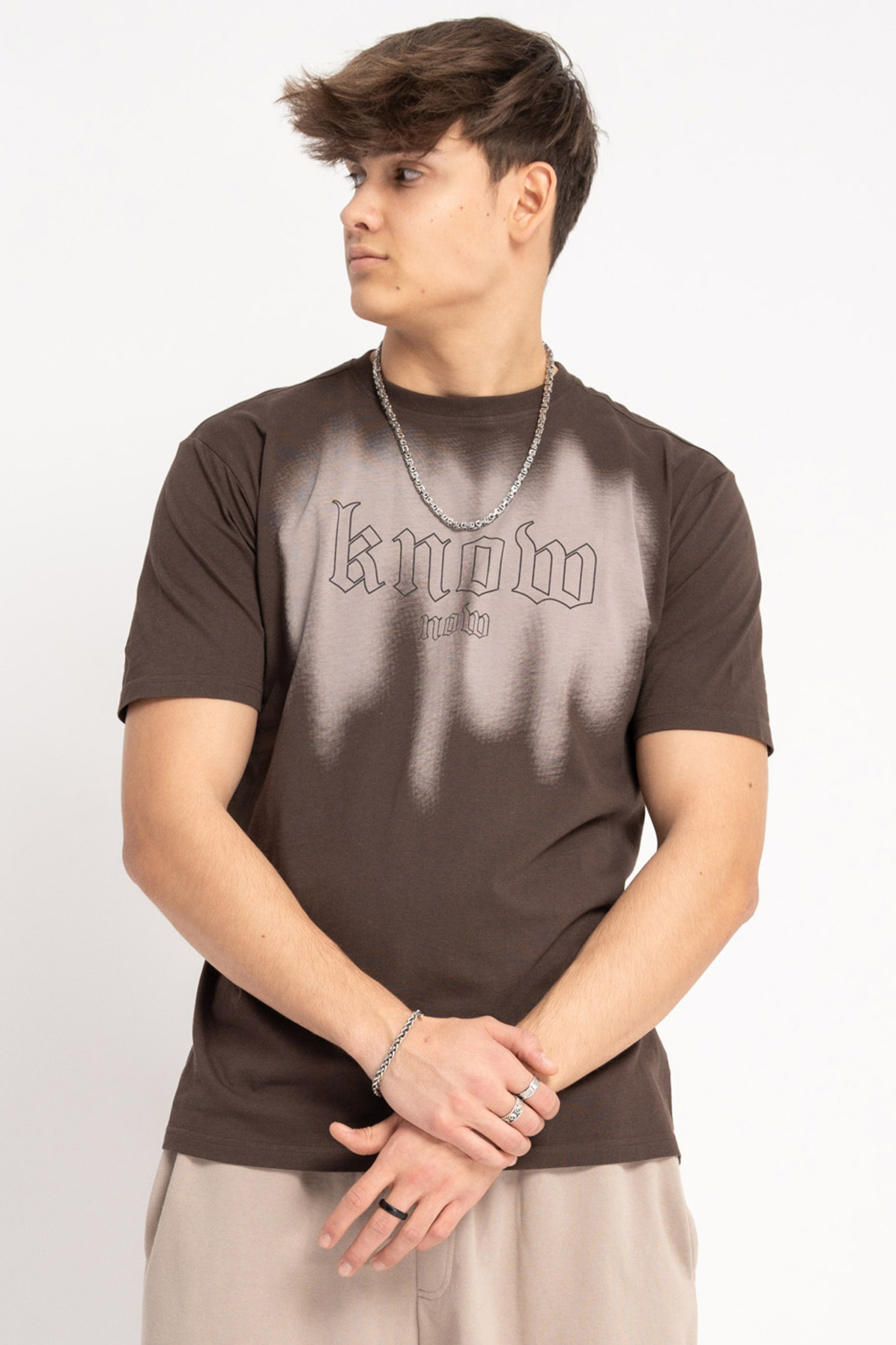 Brązowy t-shirt z autorską grafiką z przodu