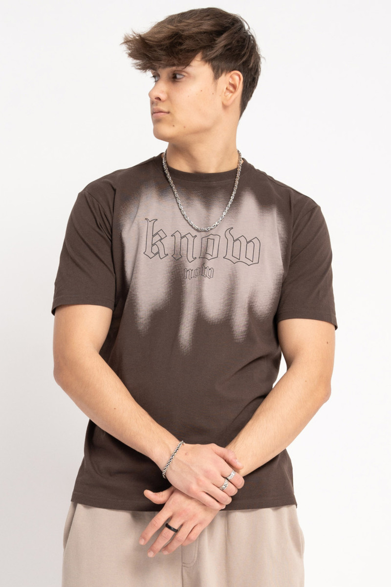 Brązowy t-shirt z autorską grafiką z przodu