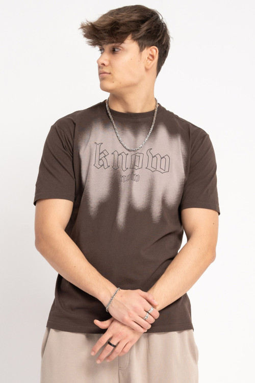 Brązowy t-shirt z autorską grafiką z przodu