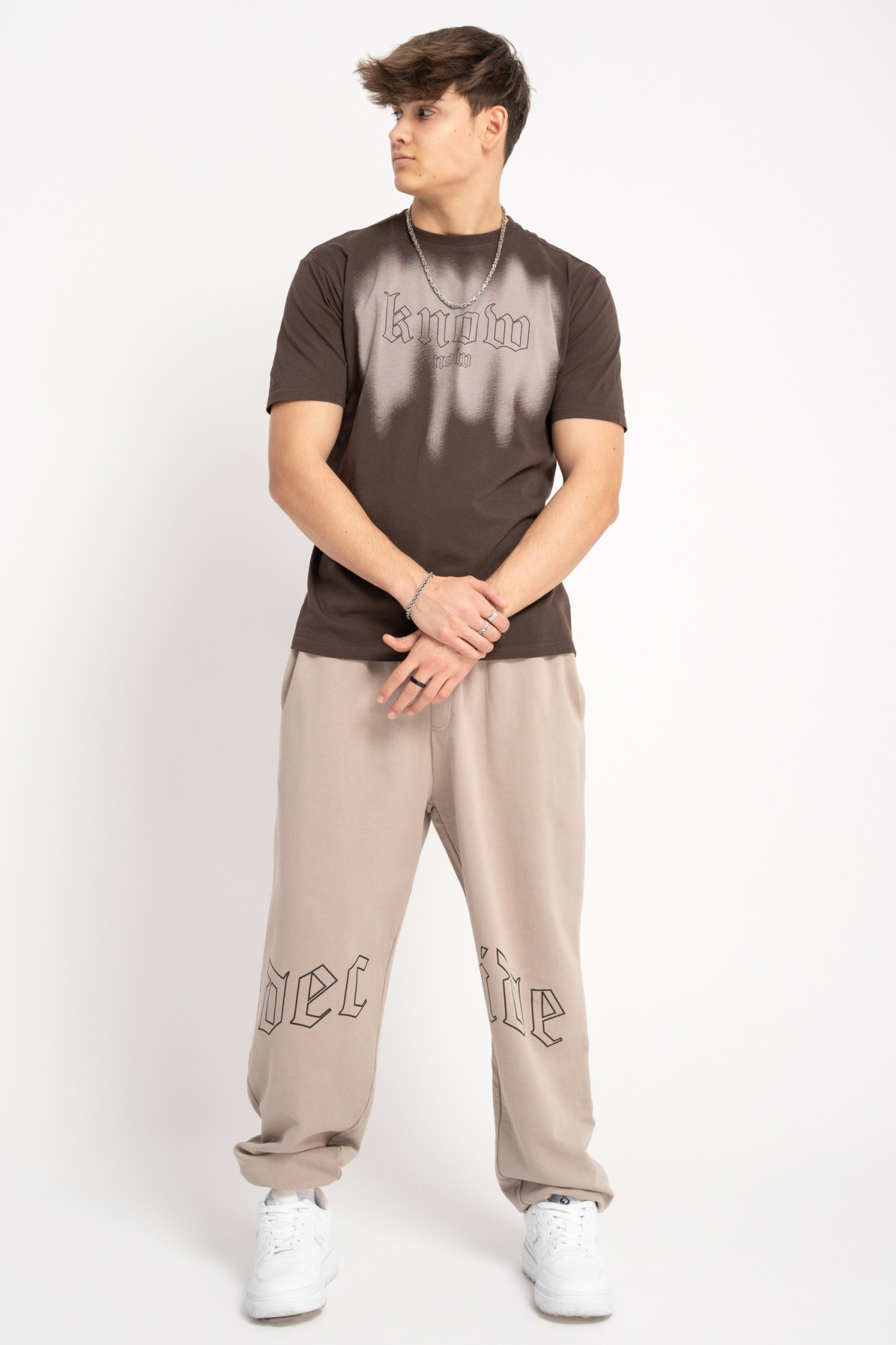 Brązowy t-shirt z autorską grafiką z przodu
