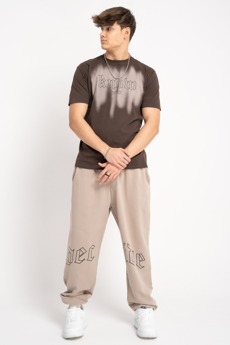 Brązowy t-shirt z autorską grafiką z przodu