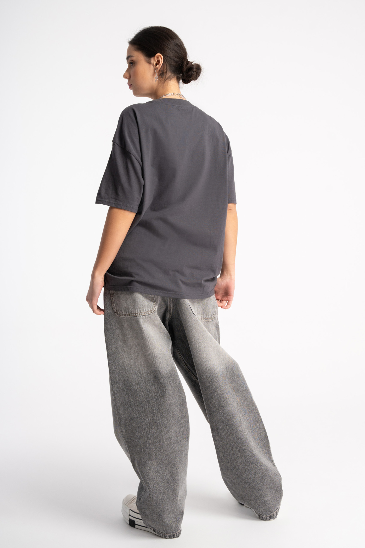 Ciemnoszary t-shirt z autorską grafiką z przodu