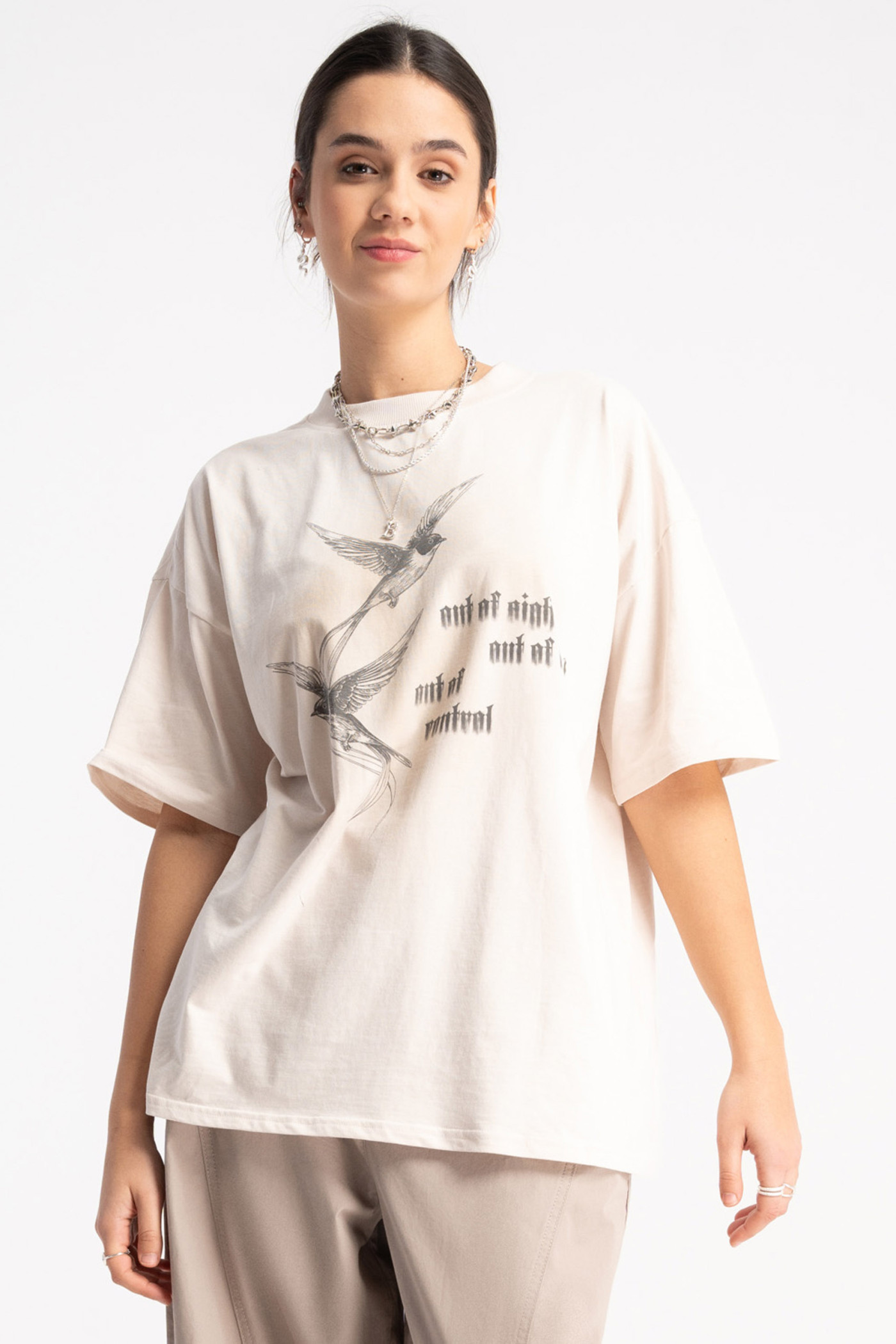 Beżowy t-shirt z autorską grafiką z przodu