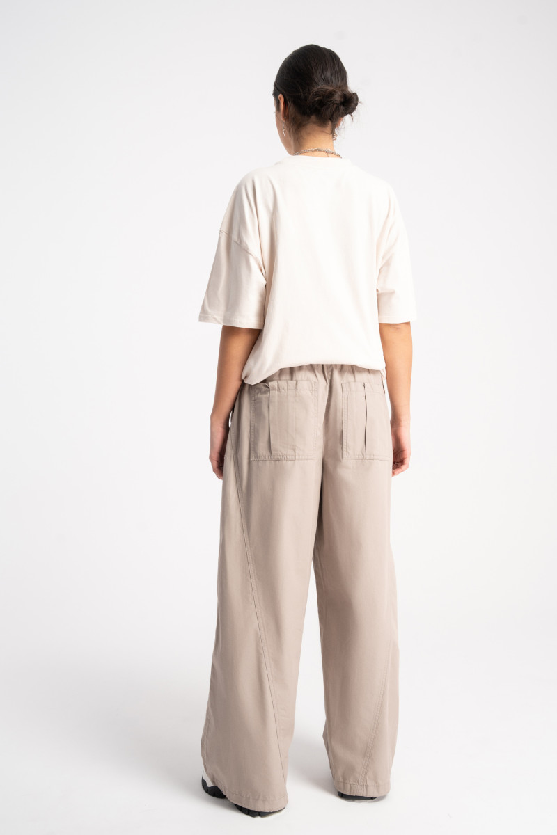 Beżowy t-shirt OVERSIZE z autorską grafiką z przodu