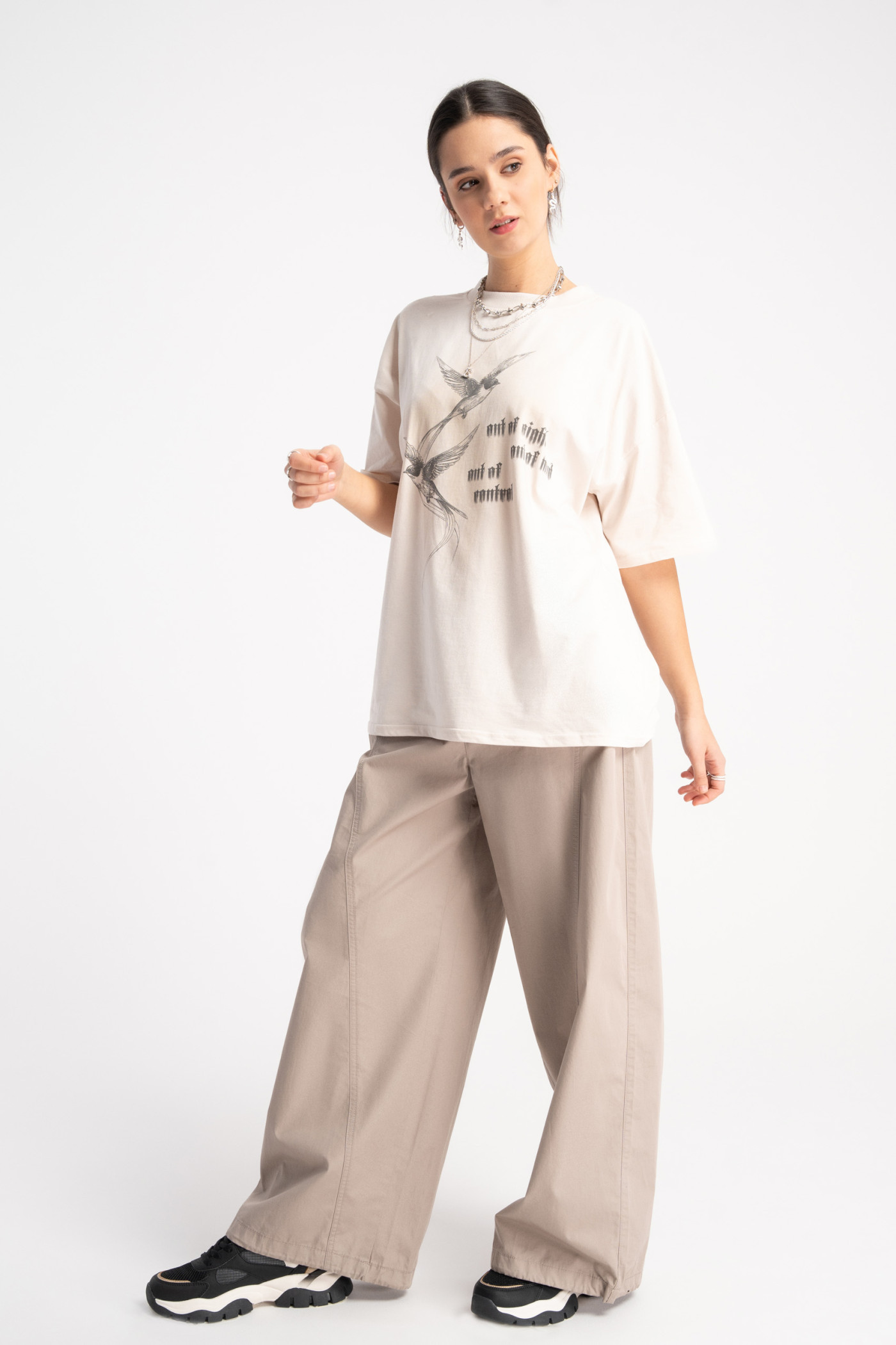 Beżowy t-shirt z autorską grafiką z przodu